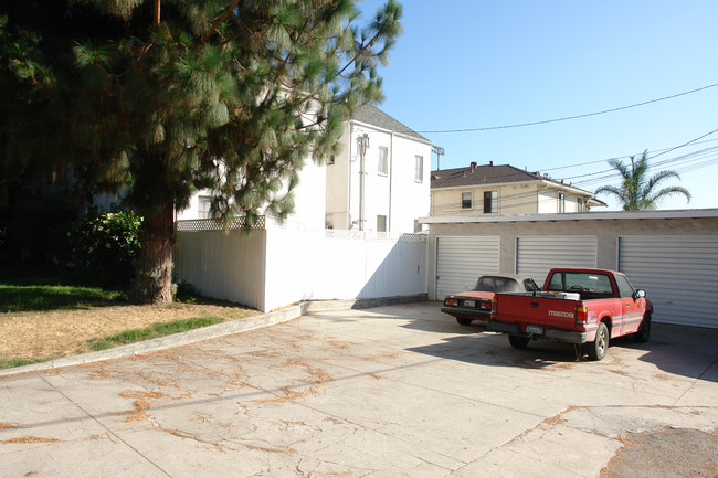 335 Delaware Rd in Burbank, CA - Foto de edificio - Building Photo