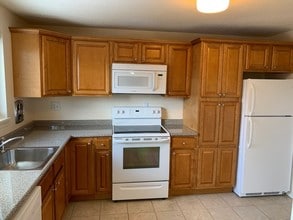 Lakeview Apartments in Farmington, CT - Building Photo - Building Photo