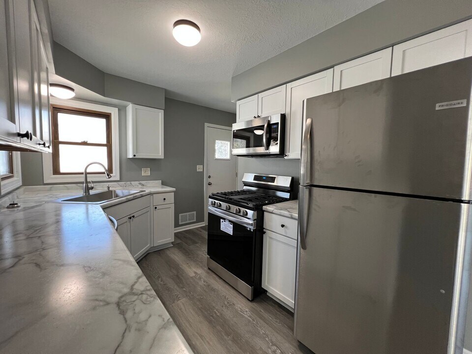 2033 15th St NW in Rochester, MN - Building Photo