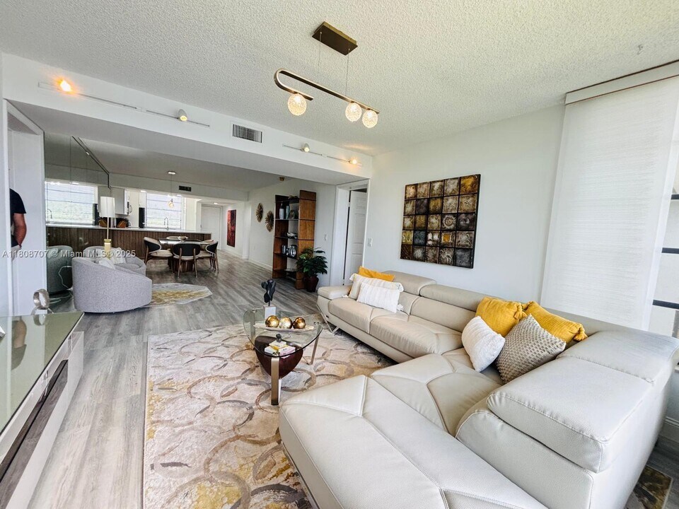 1528 Whitehall Dr in Davie, FL - Building Photo