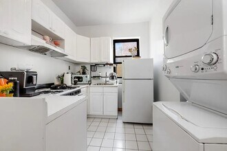 2 Bank St in New York, NY - Building Photo - Building Photo