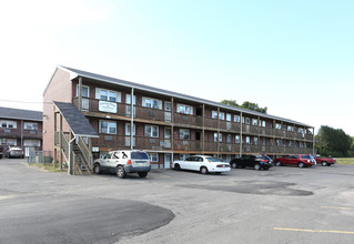 Carriage House Apartments in Feeding Hills, MA - Foto de edificio - Building Photo