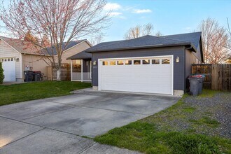 1432 Beekman Ave in Medford, OR - Building Photo - Building Photo