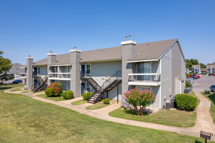 Woodland HIlls Apartments in Tulsa, OK - Building Photo