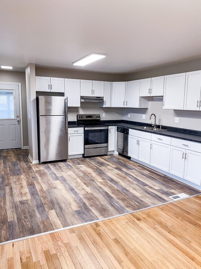 1001 W Badger Rd in Madison, WI - Foto de edificio - Building Photo