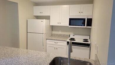 181 Loomis Dr in West Hartford, CT - Building Photo - Building Photo