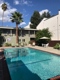 Magnolia Apartments in Valley Village, CA - Foto de edificio - Building Photo