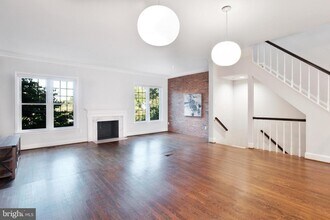 3725 Winfield Lane Northwest in Washington, DC - Foto de edificio - Building Photo