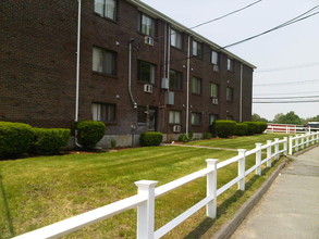 Oakland Heights Apartments in Methuen, MA - Building Photo - Building Photo
