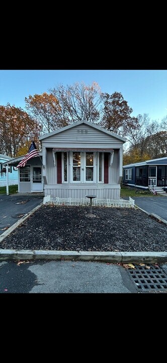 100 Phelps St in Marlborough, MA - Building Photo