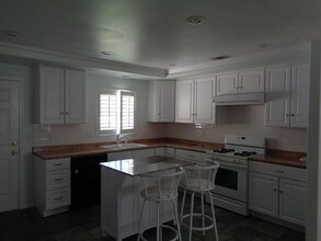 1131 Knollwood Dr in Thousand Oaks, CA - Building Photo - Building Photo