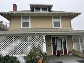 1258 SE Pine St in Roseburg, OR - Building Photo