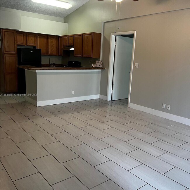 601 Lyons Rd in Coconut Creek, FL - Building Photo - Building Photo