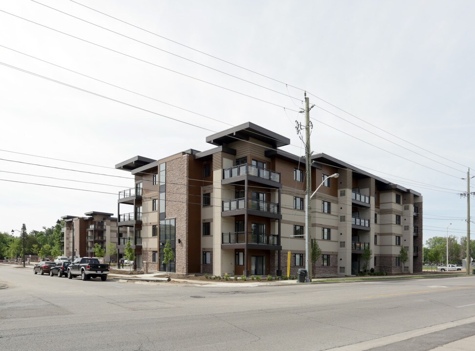 Wyndham Place in Oakville, ON - Building Photo