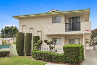 1723 Barrington in prime West LA! in Los Angeles, CA - Foto de edificio - Building Photo