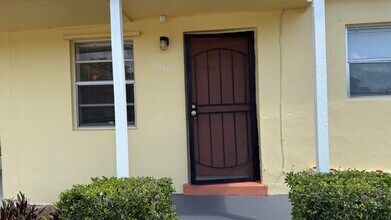 1086 W 27th St in West Palm Beach, FL - Building Photo - Building Photo