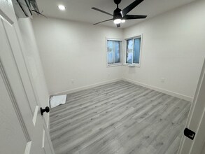 2300 Brundage Ln in Bakersfield, CA - Building Photo - Building Photo