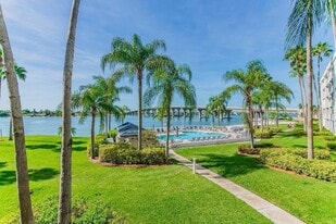 5901 Bahia Del Mar Cir N in St. Petersburg, FL - Building Photo
