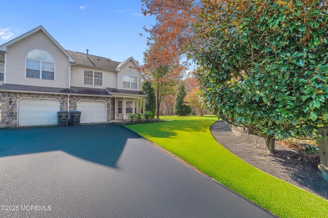 11 Saratoga Ct in Tinton Falls, NJ - Building Photo - Building Photo