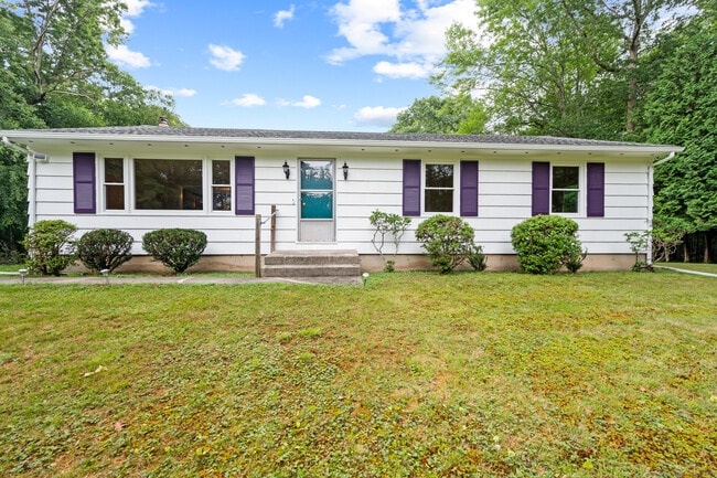 653 Deep River Rd in Colchester, CT - Building Photo - Building Photo
