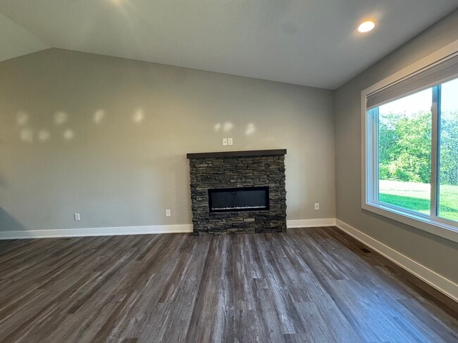 103 N Oak Park Ave in Colfax, IA - Foto de edificio - Building Photo