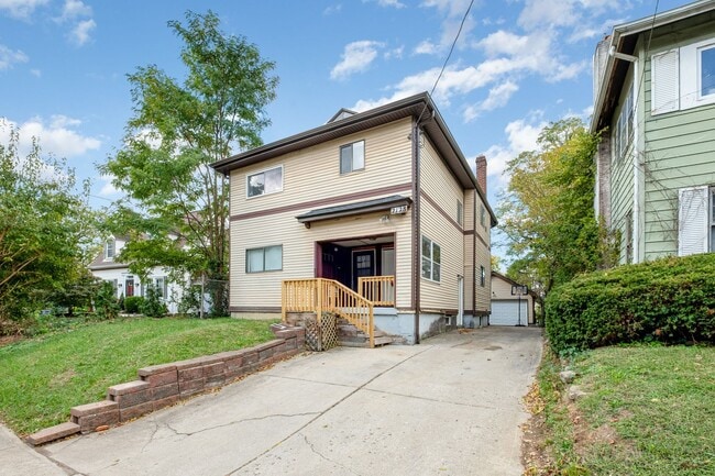 2128 Crane Ave in Cincinnati, OH - Foto de edificio - Building Photo