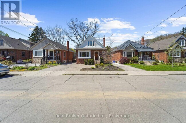 223 Bond St N in Hamilton, ON - Building Photo - Building Photo