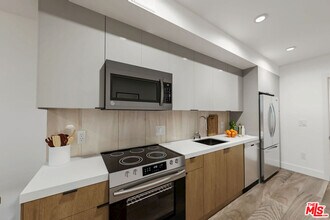 200 N Vermont Ave in Los Angeles, CA - Building Photo - Building Photo