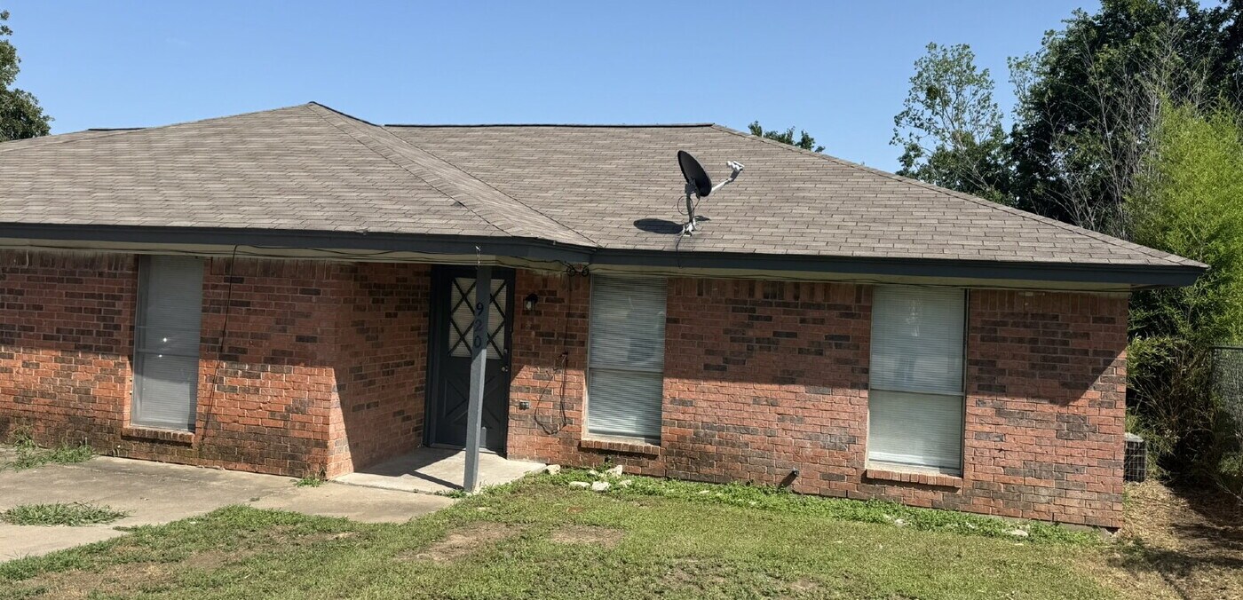 920 Mesquite St in Stephenville, TX - Building Photo