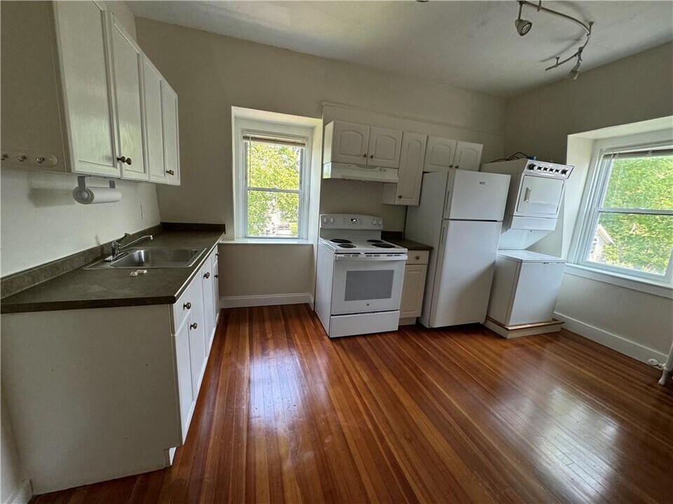 26 Ayrault St in Newport, RI - Building Photo