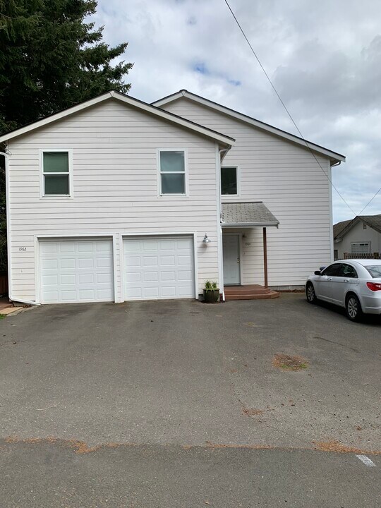 1964 Front Ave W, Unit 1964 Upper in Bremerton, WA - Building Photo