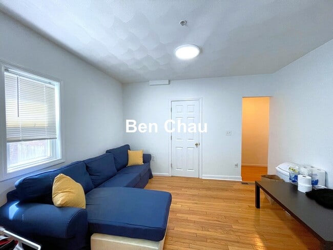 48 Derby St, Unit 1B in Somerville, MA - Foto de edificio - Building Photo