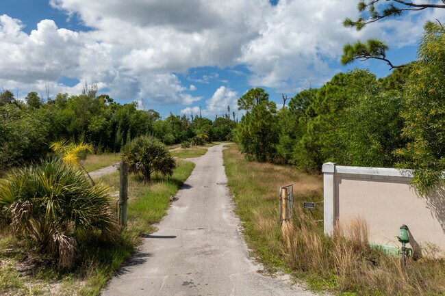 8260 Anglemoss Ct in Saint James City, FL - Building Photo - Building Photo