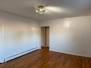 68 E Main St in Bogota, NJ - Foto de edificio - Building Photo