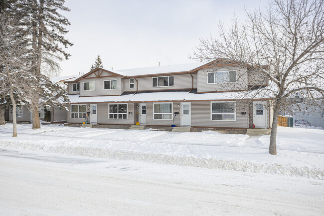 612 Queensland Pl SE in Calgary, AB - Building Photo - Building Photo