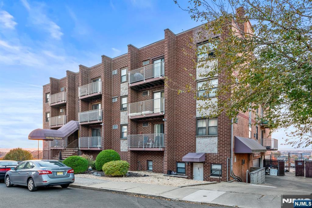201 12th St in Palisades Park, NJ - Building Photo
