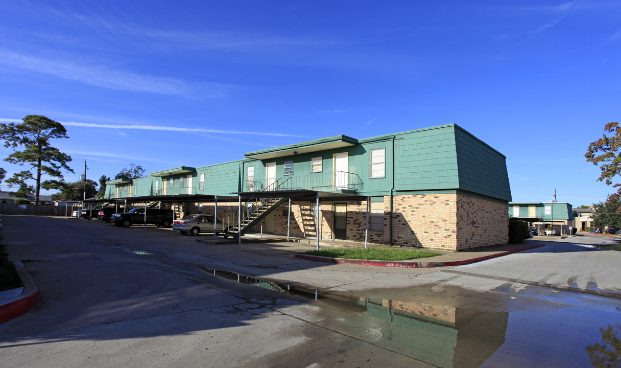 Hillcrest Apartments in Nederland, TX - Building Photo