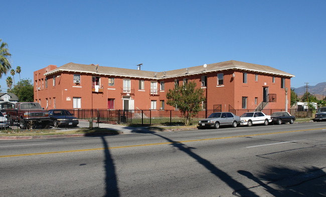 1334 N E St in San Bernardino, CA - Foto de edificio - Building Photo