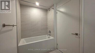 4015 The Exchange in Mississauga, ON - Building Photo - Building Photo