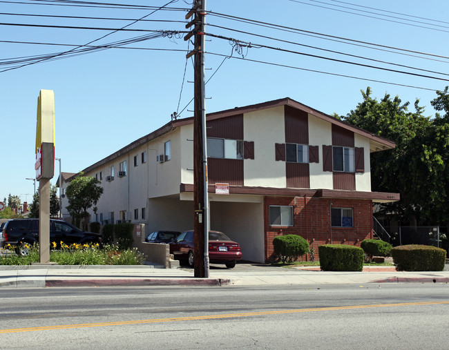 16841 Vanowen St in Van Nuys, CA - Building Photo - Building Photo