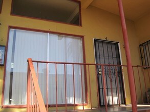 Royal Crest in Las Vegas, NV - Building Photo - Building Photo