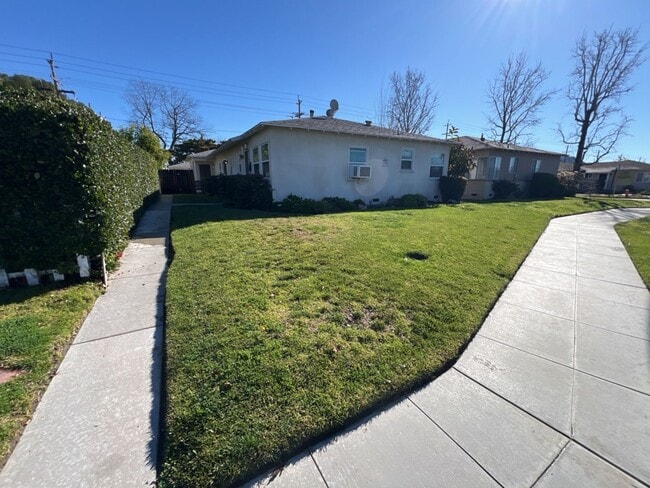 property at 1706 N Hollywood Way