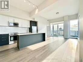2525 Bathurst St in Toronto, ON - Building Photo