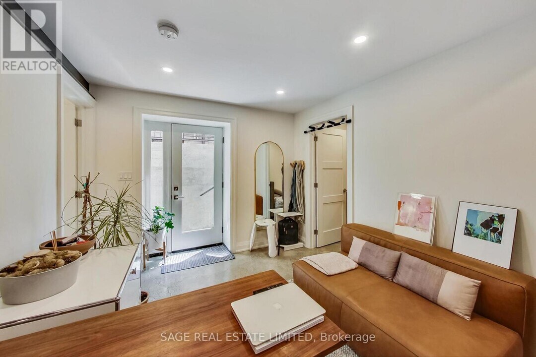 219 Quebec Ave in Toronto, ON - Building Photo