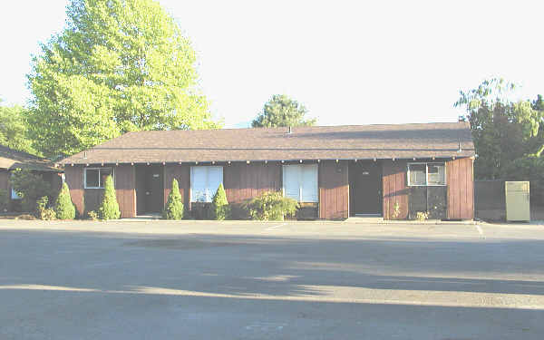 501 N Cedar St in Canby, OR - Foto de edificio