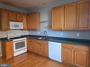 20387 Fallsway Terrace in Sterling, VA - Building Photo - Building Photo