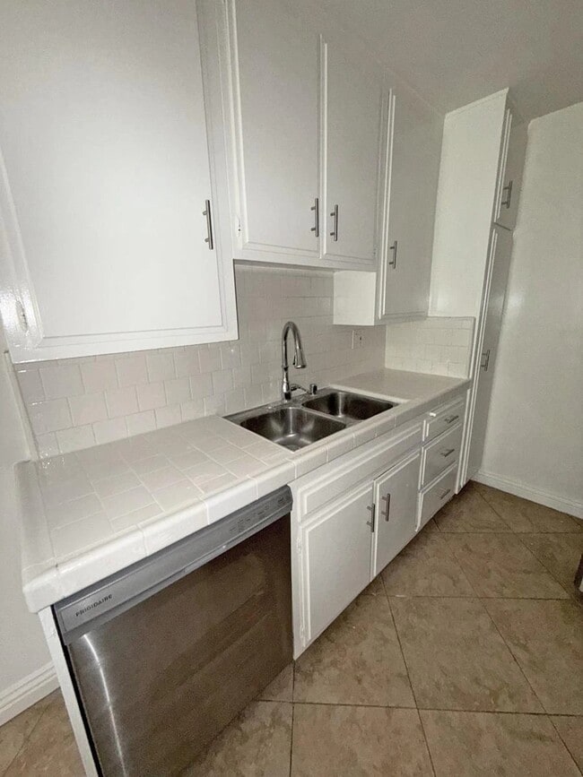 10776 Rose Ave in Los Angeles, CA - Building Photo - Building Photo
