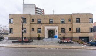 8-8 Wellington St W in Brampton, ON - Building Photo