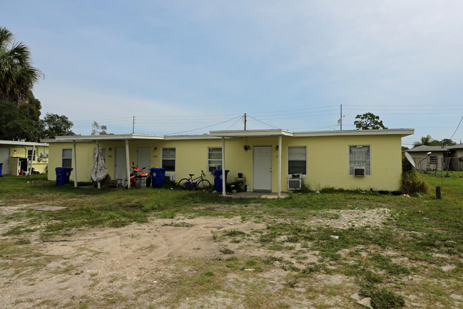 4415-4445 28th Ave in Vero Beach, FL - Foto de edificio - Building Photo