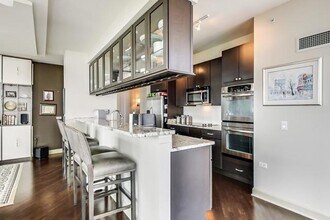 100 E 14th St, Unit 1601 in Chicago, IL - Building Photo - Building Photo